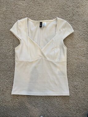 H&M Cream V-Neck Cap Sleeve Top